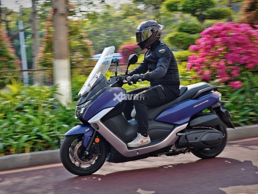 从豪华到运动的切换试驾三阳maxsym400