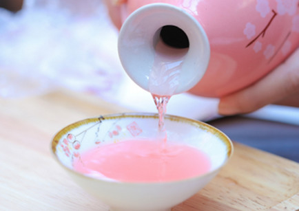 桃花季节里在踏青赏桃花的同时,喝一点桃花酒,让桃花香从里到外的浸润