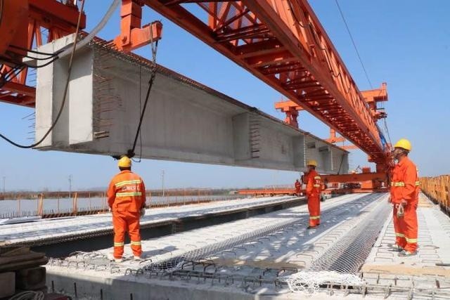 镇的杭甬高速复线宁波段一期工程高背浦大桥架梁施工现场一派繁忙景象