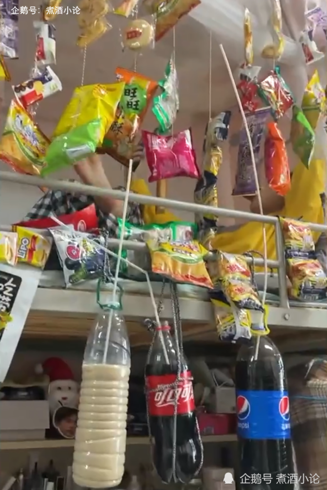 极致高校女生太懒在床上做零食帘吃来伸手喝来张口