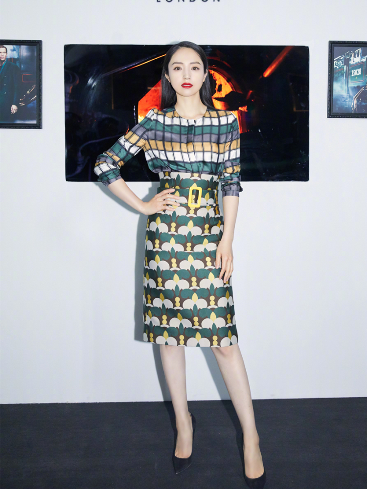 单亲妈妈董璇带女儿走机场,穿黑白配母女装,看女儿都可以出道了_腾讯