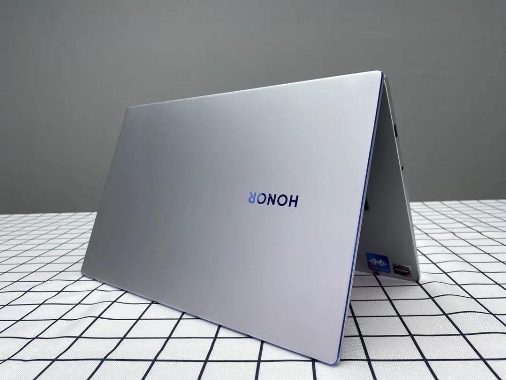 荣耀magicbook15156寸的强悍轻薄本