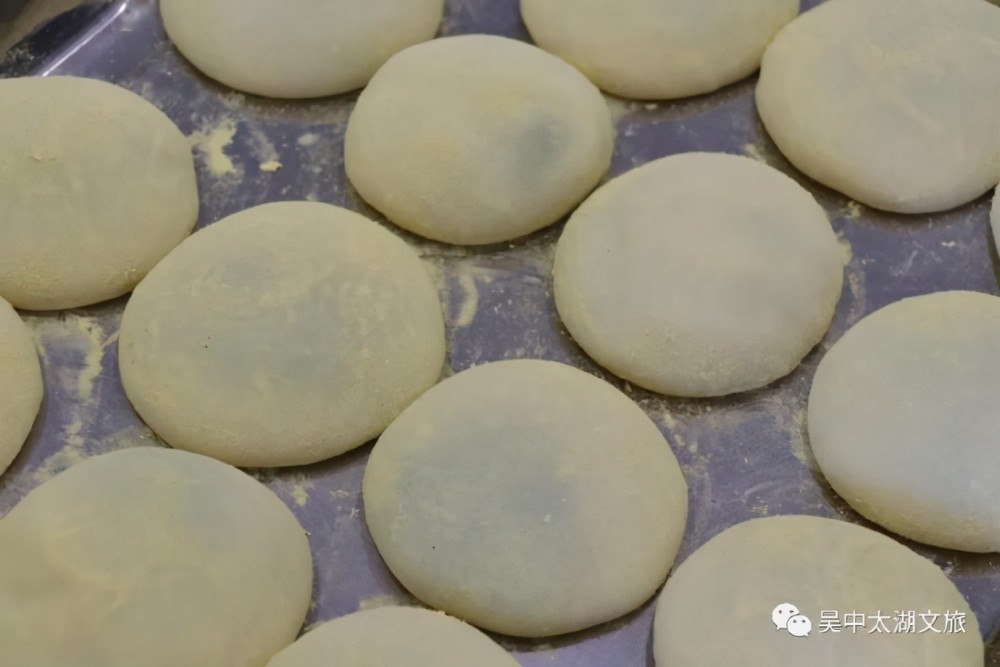 吃一口金黄色的时令美食松花团子满嘴苏州春天的松香