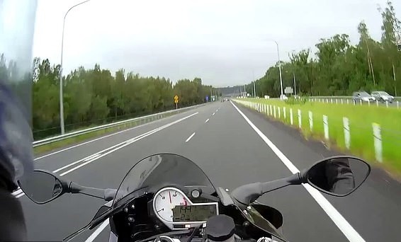 在澳大利亚昆士兰州的马鲁基多尔,一名摩托车手在高速公路上超速行驶