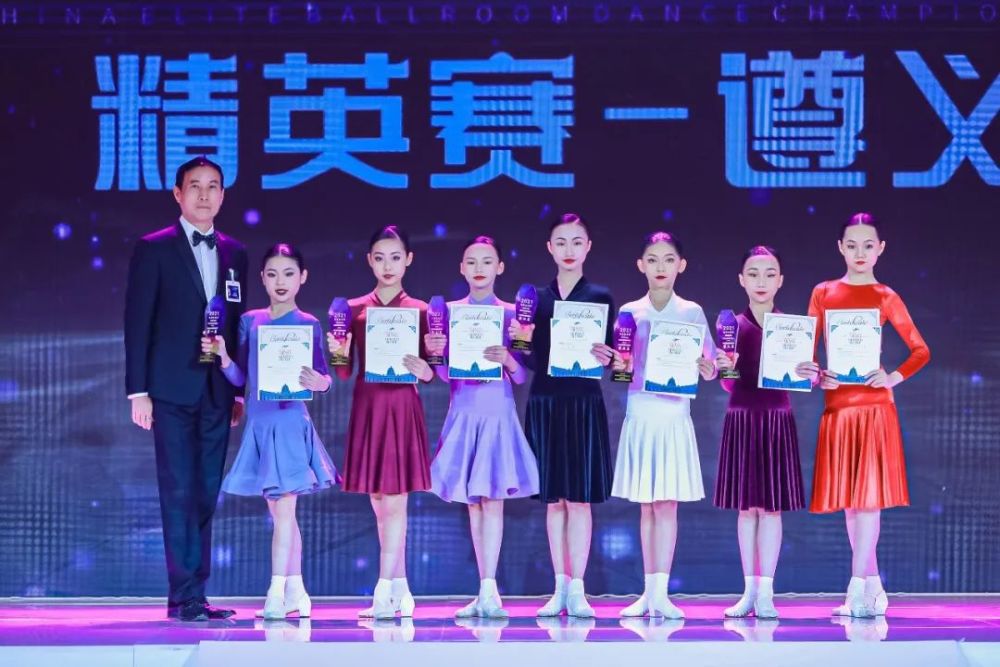 从左至右:谭启文/黎诗依,雷海文/李宛倚,李泊达/冬雨灵,李其锦/邹佳奇