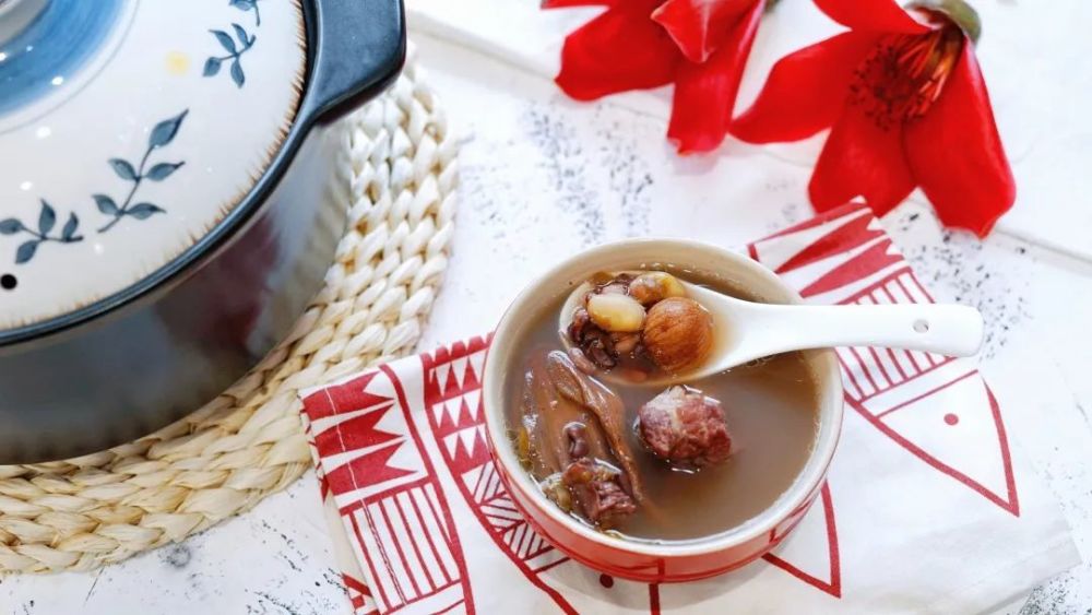 春天到处湿漉漉,浑身不得劲,不妨试试这款祛湿健脾汤