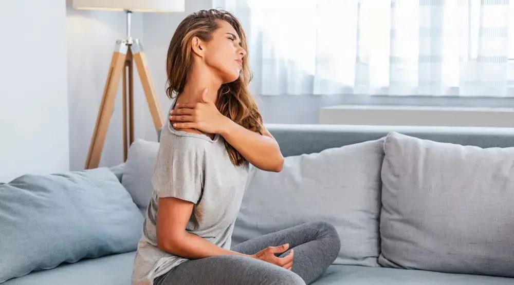 的生理弯曲正好相反,长期如此,则会造成颈椎病从而引发肩颈疼痛问题