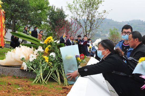 成都医学院15位"无语老师",今天在这里安家了