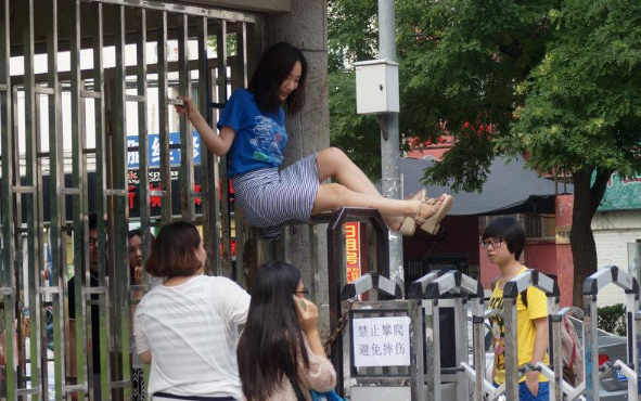 女大学生凌晨翻墙进校被铁围栏刺伤屁股挂在墙上违规翻墙很严重