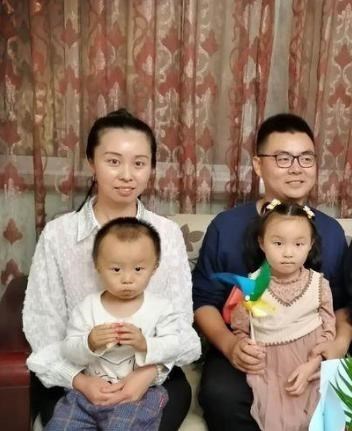 郭威老婆首次直播女儿调皮可爱一家人看起来温馨幸福