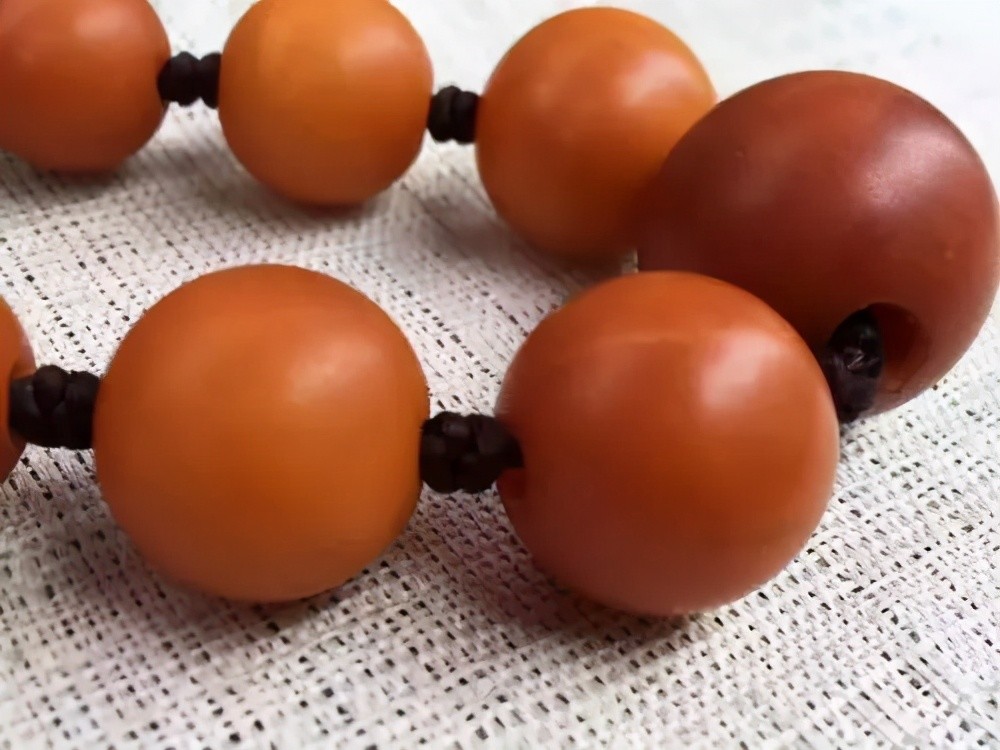 文玩市场上的烤色蜜蜡为什么那么多?不是商家心狠,而是消费需求