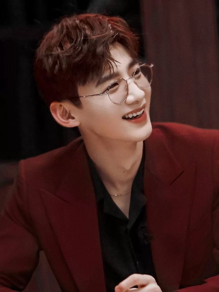 白敬亭因和匡威解约而误机,网友很是触动,复古红西装 眼镜太斯文_腾讯