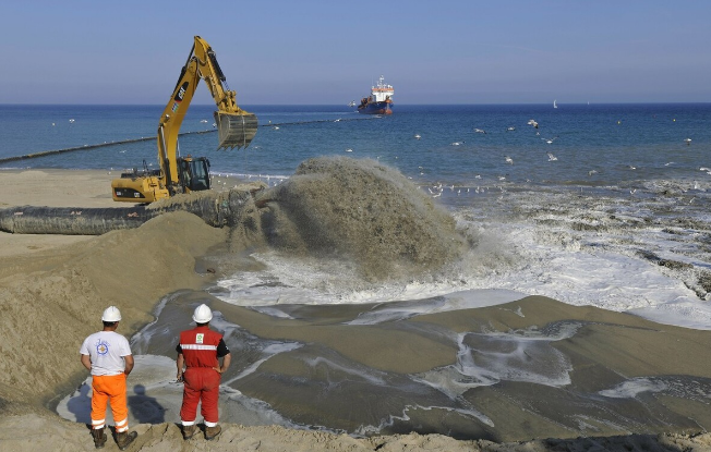 重型货轮搁浅苏伊士运河,引发国际担忧,部分物品有可能涨价_腾讯新闻