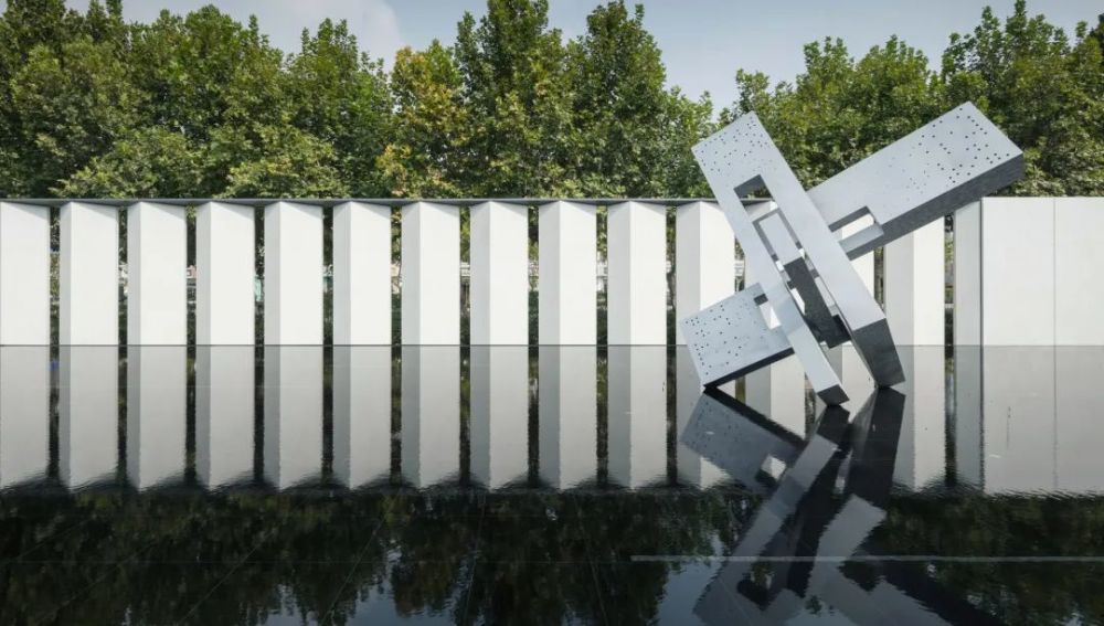 景墙相映成趣几何构成的雕塑与建筑体块线条相呼应凸显艺术沉静的水院