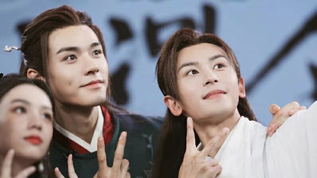 张哲瀚感谢粉丝山人们,海哲泪洒山河令见面会:你的未来,有人陪