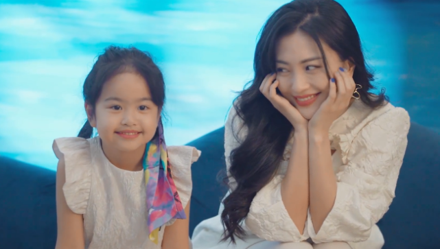 包贝尔女儿开挂式长大5岁烫了一头羊毛卷精致似洋娃娃