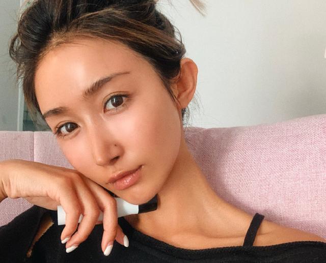 90后"欧美风"健身妹子,古铜色肤色加火辣身材,多亏这项运动!