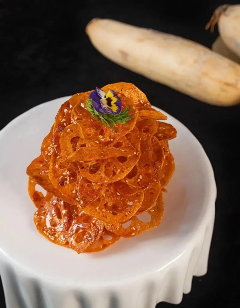 品鉴,讲解和打分老地方餐饮的参赛菜品《灯影藕片》荣获本次比赛金奖