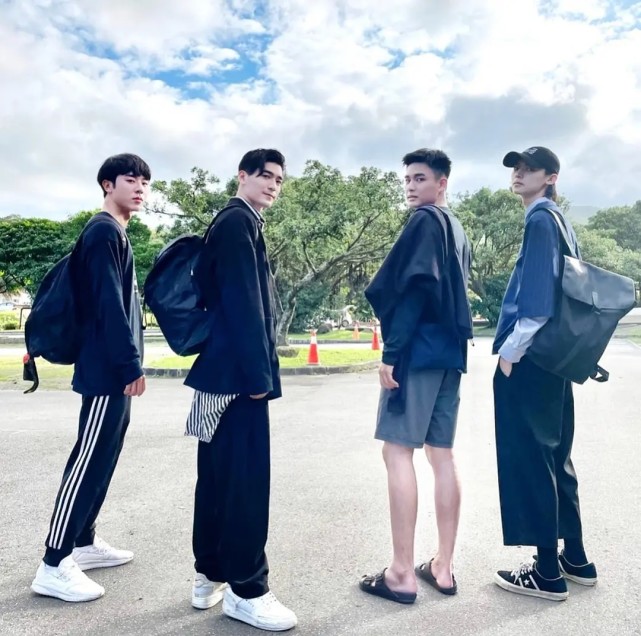 4-近距离爱上你》是line tv原创的bl浪漫喜剧,主演群涂善存,安俊朋