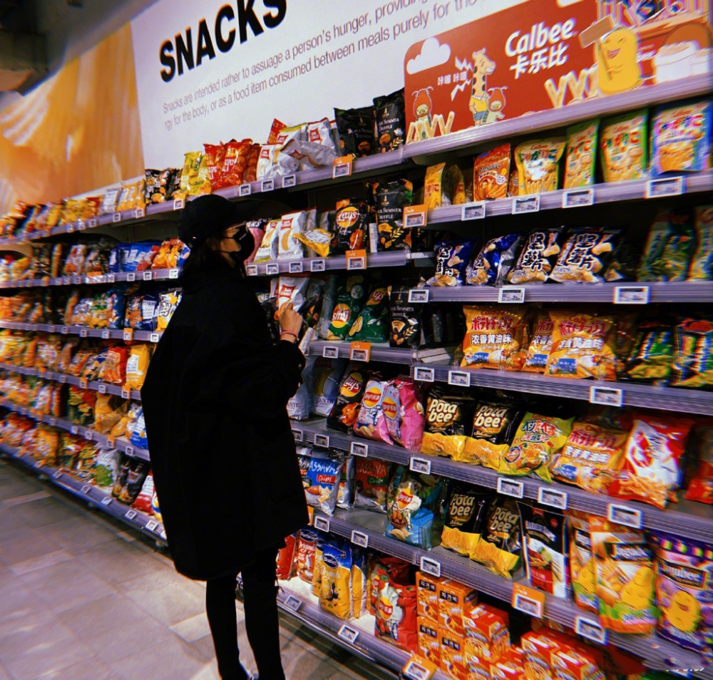 关晓彤深夜逛超市真贴心穿防风夹克紧身裤特意为员工购物添口粮美得真