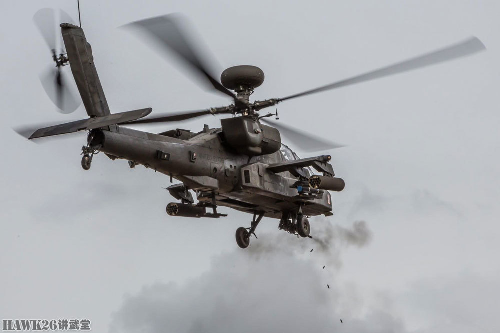 美军ah-64e"阿帕奇"武装直升机30mm机炮实弹射击瞬间.