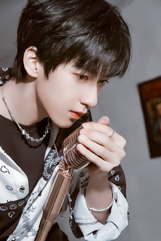 时代少年团-贺峻霖 多谢你如此精彩耀眼做我平淡岁月里星辰_腾讯新闻