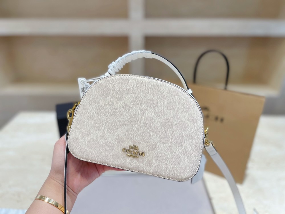 coach馒头包还是很百搭滴