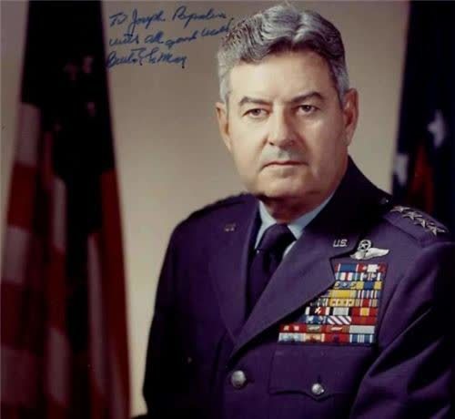 "李梅烧烤"到底有多惨?50万日本人成了烤肉,800万人无家可归_腾讯新闻