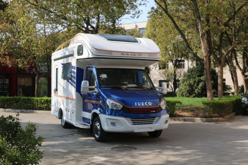 华云全新布局c型房车上线,后上门设计纵置沙发布局,豪配水电!