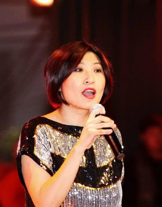 因此,在当时的乐坛上,张蔷是与邓丽君齐名的一位女歌星,不过后来