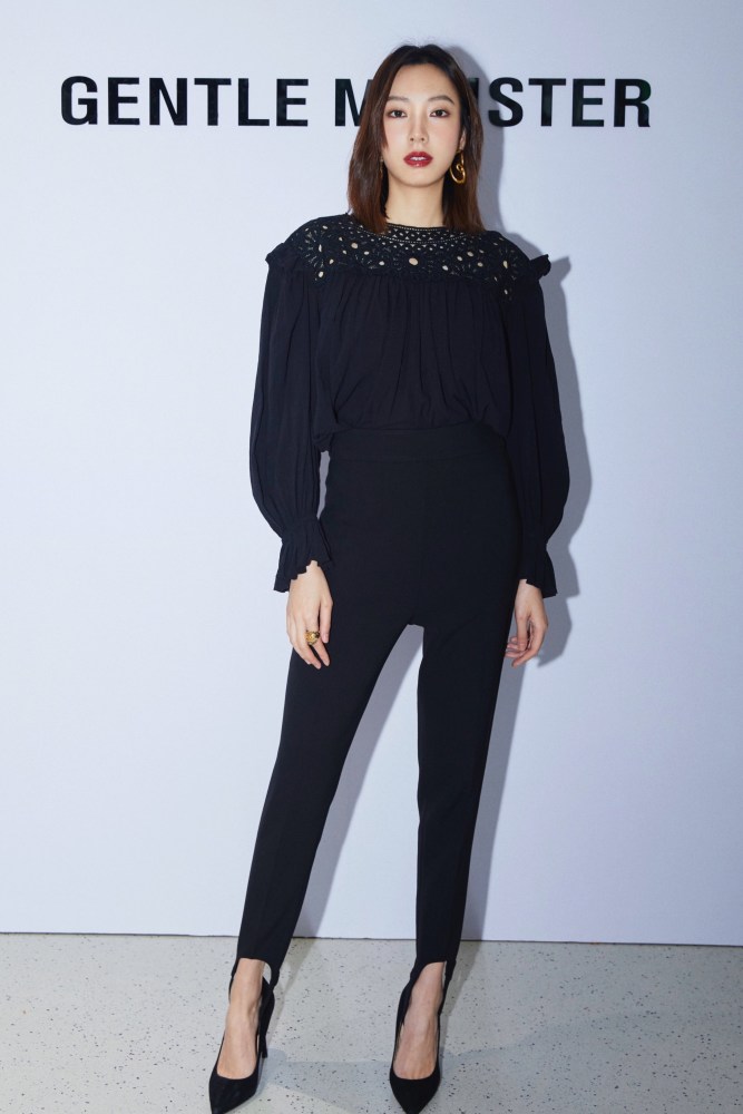 孙嘉灵亮相品牌活动 极致纯黑诠释酷飒风致_腾讯新闻