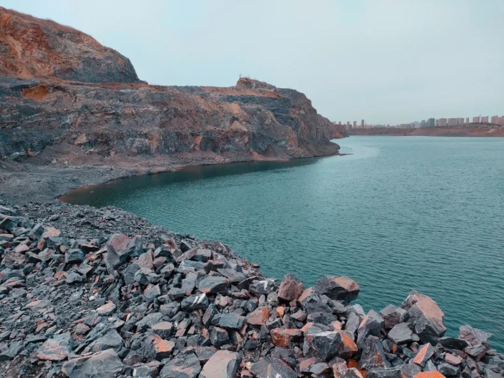 这里是大连石灰石矿,曾经亚洲最大的石灰石矿区,如今已经停产,才给了