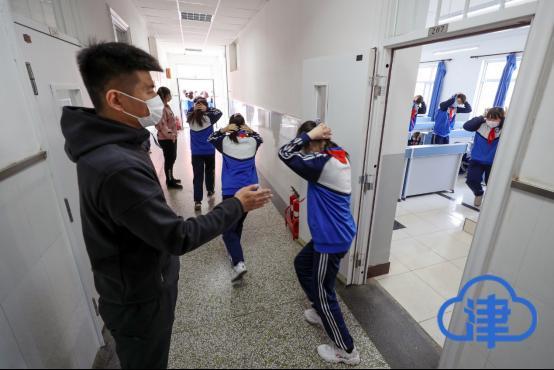 "有备无患 安全相伴" 天津第七十八中学举行示范性地震疏散避险演练