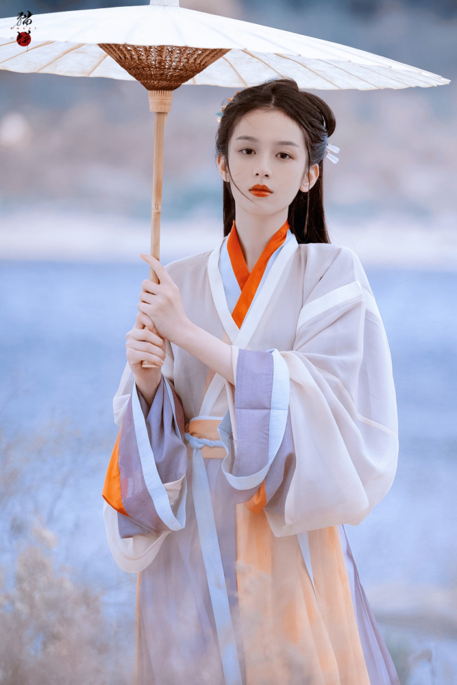 周也古装撑伞引网友热议:太难得了!第一次看明星穿正经汉服