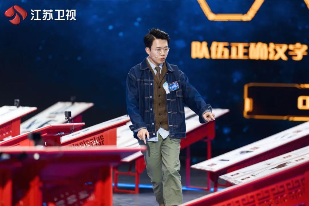 对方登峰联盟花圣轩在答完两道题后,第二棒尹佳奇