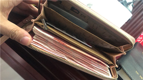 半小时前,我刚刚从银行取5000块钱出来,结果手都还没捂热,钱就不见了.