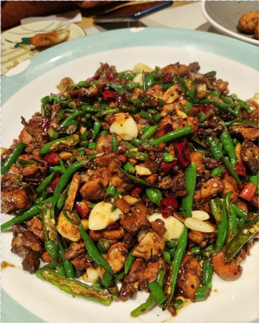 这家店在徐州已经开了二十多年,他们家招牌菜很多,每桌必点的就是这个