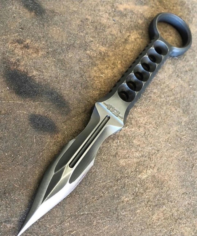 全球经典匕首:第2价值连城,第3威力最霸道,一刀拿下野猪头部