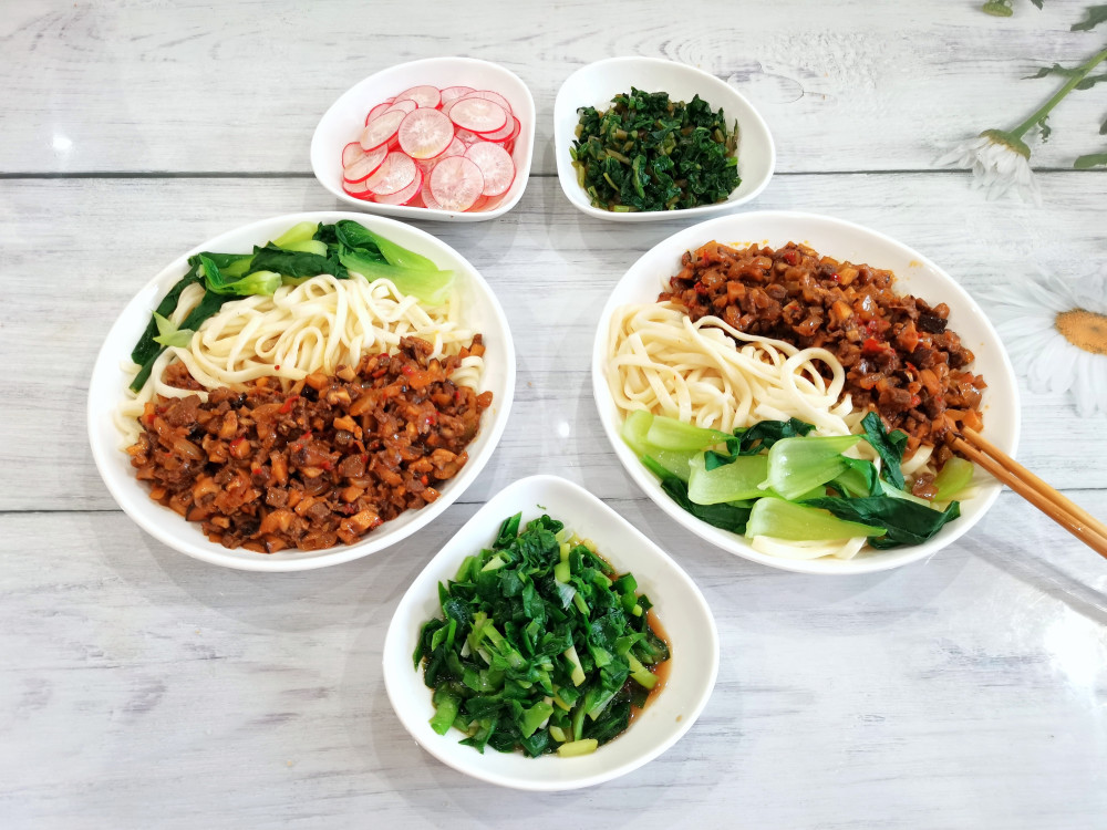 面条这做法太好吃了,一人一大盘,味道香浓一周吃七次都不腻