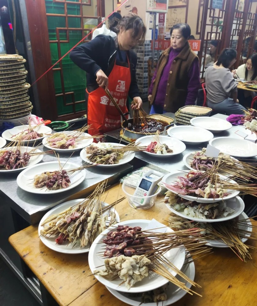 生意很火爆成都本地人都爱吃的夜宵大排档油卤串串的味道巴适