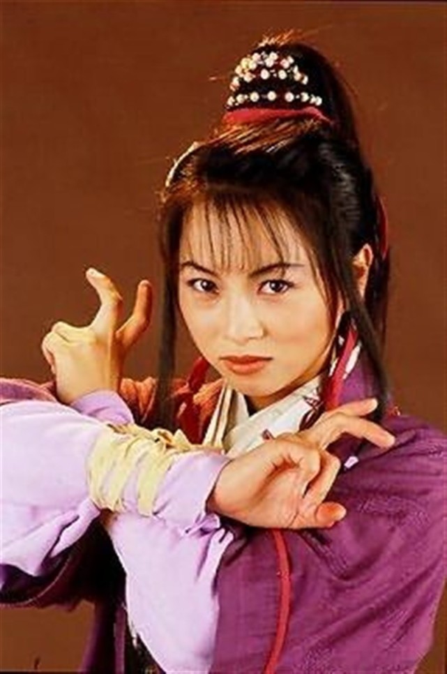 54岁阿紫刘玉翠晒近况第一次坐电动车太激动忘戴头盔