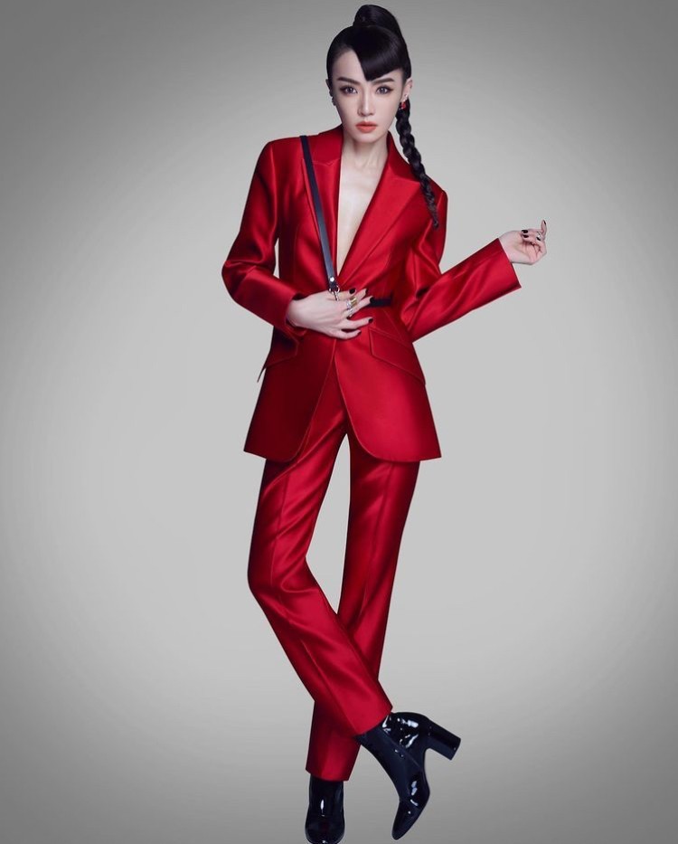 谢金燕拍写真太大胆,不穿底衣秀身材,未婚生子后曾对外称是侄儿