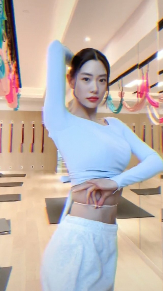 亚洲第一女神克拉拉穿露脐装腰细到口罩可围住姿势妩媚身材好