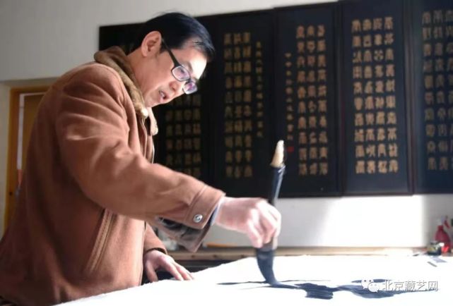 罗俊华,字沉石,乐山,号凌云,1954年出生,四川犍为县人,国家特级书法师