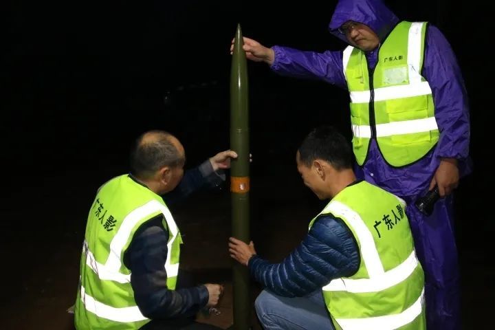 市气象局提醒广大市民人工增雨作业中可能出现火箭弹降落伞未打开,弹