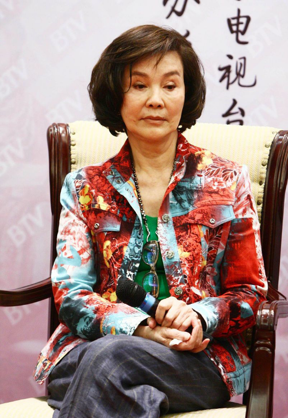 归亚蕾衣品比年轻时更好,裙子穿的花里胡哨,也一点不影响好气质_腾讯