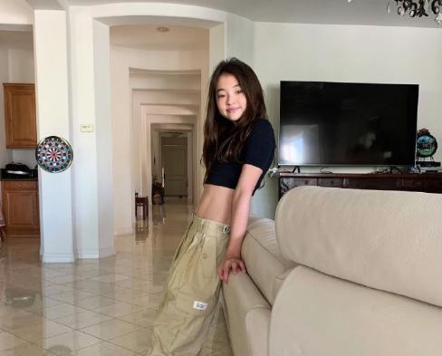 blackpink小师妹ellagross衣品超赞腰细腿长颜值高12岁超有范