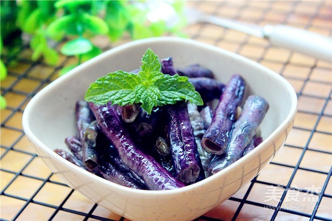 by 小玉厨房 配料: 红豆角 400克,精盐 2克,花生油 3毫升,蒜 2瓣 烹饪