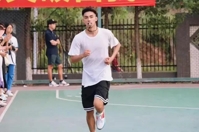 这位体育老师颜值爆表,绰号"东莞八中黄宗泽,真是羡煞旁人