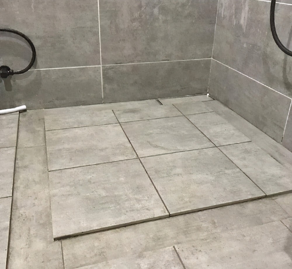 卫生间地面不要再贴瓷砖了,头次见有钱人这样设计,下水快又防滑